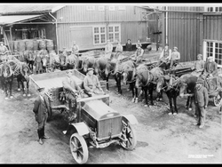 Lilleborg Fabrikker hadde en omfattende distribusjon med hestetransport før bilen overtok. Her mottar de sin første lastebil i 1910.