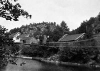 Den gamle hengebrua i Buhølen. Foto: Lindesnes bygdemuseum