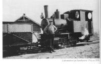 Lokomotivet på sandsporet til Leirsund ca. 1920.JPG