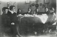 Skoleholderske frk. Ragnhild Castberg med elever. Fra venstre: Henrik Sandberg, Ragnhild Castberg, ukjent, Arvid Rydtun Larsen (senere) Verde, ukjent, ukjent, ukjent. Foto: ukjent/Grethe Verdes fotosamling (1918).