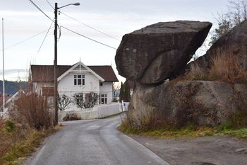 Lundesteinen på Nærsnes slik den ligger i dag. Lundes forretning er i dag bolig, Lagerbygget er for lengst borte. (Foto: Victor Iversen 2019)
