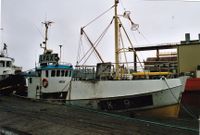 Her har «Værøværing» fått namnet «Moan», registrert med TK-39-BL. Båten ligg her i Langesund, det er i mai 2005.