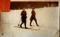 Julekort til Ole Jemtland 1916 fra Hanna og Inga Pausberg på Paulsberg. Forsiden. Foto: A/S Abel Christiania, 1916