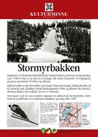 Minnesøyle for skibakken i Stormyra, side 1. Se også Stormyrbakken lengst oppe til høyre i dette fotoet. Om Stormyrbakken i Ski Jumping Hill Archive