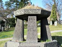 Det unike gravminnet til folkrorist Moltke Moe på Vestre Aker kirkegård er tegnet av Arnstein Arneberg. Foto: Stig Rune Pedersen