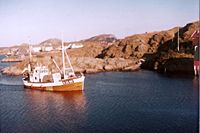 Her kjem «Sigfred» til Hillarsøyvågen på Bulandet. Det gamle fiskerimerket er endå på båten