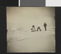 Klesvask på isen ved Karahavet. Fra Nordpolekspedisjonen 1893-1896.