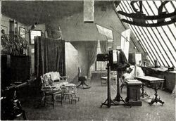 Fotograf Peder O. Aunes atelier toppetasjen. Foto: Det gamle og det nye Trondhjem, 1906