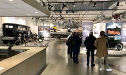 Norsk kjøretøyhistorisk museum har en moderne utstilling som omfatter 150 kjøretøy, med fokus på biler, motorsykler og tråsykler som har vært vanlig til privat bruk.