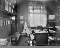 Dr. Henrik Dedichen på sitt kontor på privatklinikken. Foto: Anders Beer Wilse (1927).