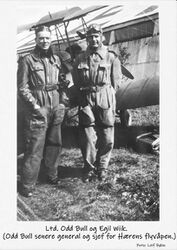 Lt. Odd Bull og Egil Wiig (ikke Wiik). Odd Bull ble senere general og sjef for Hærens flyvåpen.