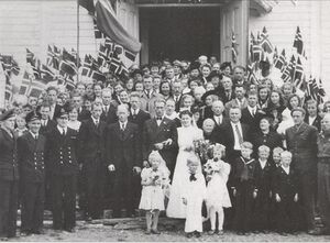 Oddny Saltskår og Anton Holleviks bryllup 1945.JPG