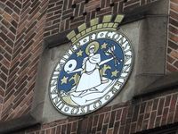 Oslos byvåpen med St. Hallvard på fasade til tidl. trikkestasjonsbygning i Sponhoggveien 2. Foto: Stig Rune Pedersen