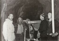 Påslaget ved Langefonn i 6/4-1954 ca. 150 m inne. Fra venstre ingeniør Andresen, Hydro, anleggsformann Dahl fra Ing. Thor Furuholmen, ingeniør Gjestland, Hydro og sjåfør Brøyn.