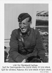 Lt. Per Bernhard Carlson var fra 20.04.1942 til 01.04.1944 sjef for Førergarden. Videre fram til 08.05.1945 var han sjef for Hirdens flykorps.
