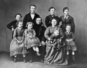 Petra Heibergs foreldre Peder Gulbrandsen Heiberg (1828-1917) og Berte f. Skjelve østre (1831-1919) og søsken, fotografert ca. 1871.jpg