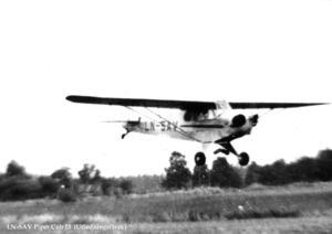 Utlodningsflyet Piper Cub LN-SAV fikk en kort karriere på Lier flyplass. Det blåste rundt i en storm allerede i oktober 1949. Foto: Norsk Flyhistorisk Forening. Klikk på bildet for å se stor utgave