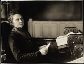 Anna Rogstad i Stortingssalen. Foto: Anders Beer Wilse/Nasjonalbiblioteket (1911).