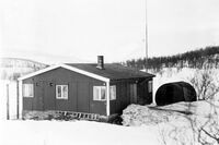 Denne brakke-hytta ble Harstad Radio sin nye sender- og mottakerstasjon på toppen av Harstadåsen i 1948, da man flyttet ut fra tyskerbrakkene i «Marinefunkstelle Harstad» og fram til det ble bygd permanent stasjonsbygg, som ble tatt i bruk i 1955.