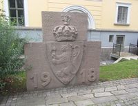 Tidligere fasadeutsmykning med riksvåpenet fra 1918 ved det gamle Rikshospitalet.