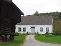 Rollag prestegård, som er fredet, ligger nær kirken, og er fortsatt sogneprestens bolig. Foto: Stig Rune Pedersen