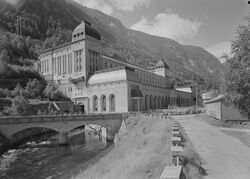 Såheim kraftverk i Vestfjorddalen (1915), sammen med Thorvald Astrup. Foto: Jac Brun/Nasjonalbiblioteket (1954).