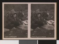 Stereofotografi av samisk familie. Kvinnen har barnet i komse på fanget. Ukjent fotograf, 1925-1930.