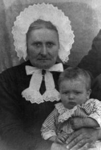 Anna Husa (bnr 63-1) med dottersonen Olav Johan f. 1915.