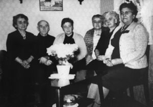 Frå venstre: Dortea, Olai, Aletta, Henrikka, Agnes og Dina. Etter gravferda til faren Ole i 1961.