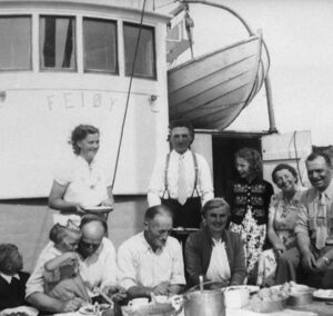 Familie frå «Purko» på tur til Byrknes med «Feieøy» om lag 1952. Bak frå venstre: Bergith, Albert, Marie (Nygård bnr 37-2), Emma(8g), Robert (8d). Framme frå venstre: Arvid (1a), Marie (1b), Arthur, Emandus og Borghild Krossøy (dotter til 7d).