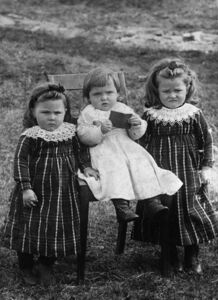 Tre småjenter på Muren, 1905. Frå venstre Marie (bnr 82-1b), Margit (15k), Emma (bnr 82-1a). Sjølv om ho er yngst, er Margit tante til dei to andre.