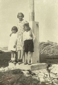 Søskena (frå venstre) Adele, Berta og Kristoffer Karlsen ved flaggstanga på Havtun (bnr 23), der dei budde først.