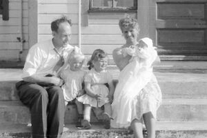 Dåpsdagen til Arild i 1960, frå venstre Kristoffer, Linda, Betty og Marie med Arild.