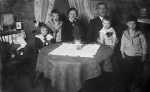 Familiebilde Smineset (3) om lag 1924. Frå venstre: Solveig, Herman, Sanna, Eilert, Peder, Einar.