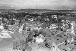 Foto fra 1953: Søndre Skjetten gård nærmest, og Nordre Skjetten rett over, vis-à-vis Stav distriktsfengsel litt til venstre i bildet. Lenger bak til høyre ligger Stavgårdene.