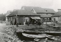 Sadelmakerhullet med Grosch' paviljong i midten og med fiskekummer i vannet. Foto: Riksantikvaren (rundt 1900).