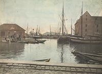 Kolorert foto av Sadelmakerhullet og fiskebrygga. Foto: Thorkel Jens Thorkelsen/Oslo Museum (rundt 1900).