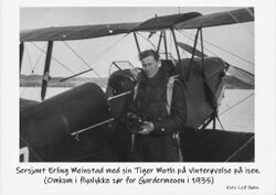 Sersjant Erling Meinstad med sin Tiger Moth under en vinterøvelse på isen. Han omkom i flyulykke sør for Gardermoen i 1935.