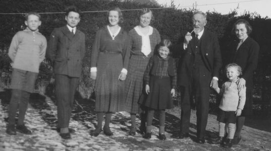 Signe med barna i 1934. Fra venstre: Hjelm, Einar, Signe Torstena, svigerinnen Berit, datteren Marit, Signes far, Søren Andersen, og Signe med Torstein junior. Foto: Ukjent