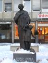 Sigrid Undset statue Lillehammer 2013.jpg
