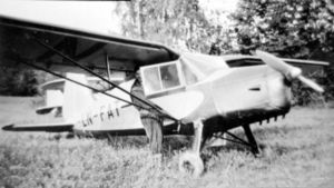 Sindre Hesstvedt hadde en periode sin KZ-Lerke på Lier Flyplass. Her ses flyelev Skamarken klar til å entre maskinen. Foto: Egil Linnes. Klikk på bildet for å se stor utgave