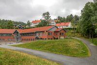 Boligfeltet Sjøskogen ligger like nordvest for Vinterbro senter, og ble utbygd i 1980-årene. Sjøskogen skole i forgrunnen. Foto: Leif-Harald Ruud (2022)