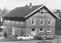 Eiendommen Brodal i Skjettenveien 3 hvor det i flere tiår var landhandel. Senere kom Lefsebakeriet og andre virksomheter hit. Foto: Akershusbasen.