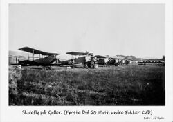 Skolefly på Kjeller. Den første av typen DH 60 Moth, den andre av Fokker CVD.