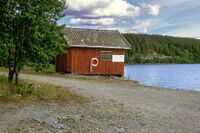 Bryggemiljø på Skulerud med den tidligere endestsasjonen for Urskog-Hølandsbanen, med korrespondering mellom tog og båt på Haldenkanalen. Foto: Leif-Harald Ruud (1992).