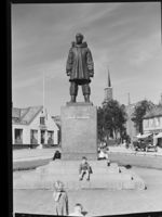 123. Skulptur Roald Amundsen - no-nb digifoto 20150225 00105 NB MIT FNR 10852.jpg