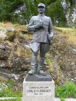 Statuen av Carl Gustav Fleischer, i Generalhagen, Harstad er utført av billedhugger Finn Eriksen (1909–1970) Foto: Gunnar Reppen 2008.