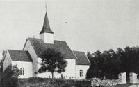 Stokke gamle kirke, revet i 1885. Avbildet i Lorens Berg: «Stokke: En bygdebok», s. 86.