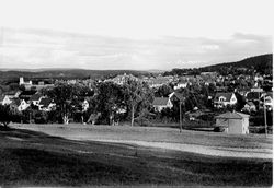 På dette bildet fra 1946 ses Niels Høeghs veis første del i forgrunnen, Strømmen kirke og Sagdalen skole lenger bak. Vi ser også en stor hvit bygning til høyre, dette er ridehallen i den tyske forlegningen på Laakejordet.