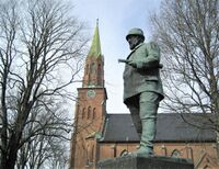 Tønsberg domkirke har adresse Storgaten 52. Ved siden av står statuen av Svend Foyn fra 1915, utført av Anders Svor. Foto: Stig Rune Pedersen